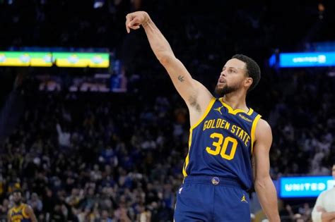 Steph Curry agrees to Warriors extension worth more .